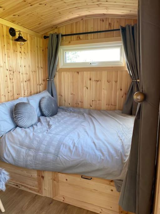 Warwick Vacations - Beautiful 1 Bed Shepherd Hut in Warwickshire - Property Image 7