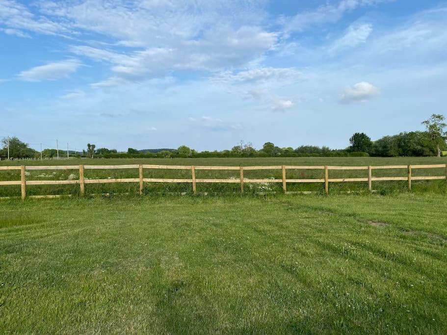 Warwick Vacations - Beautiful 1 Bed Shepherd Hut in Warwickshire - Property Image 9