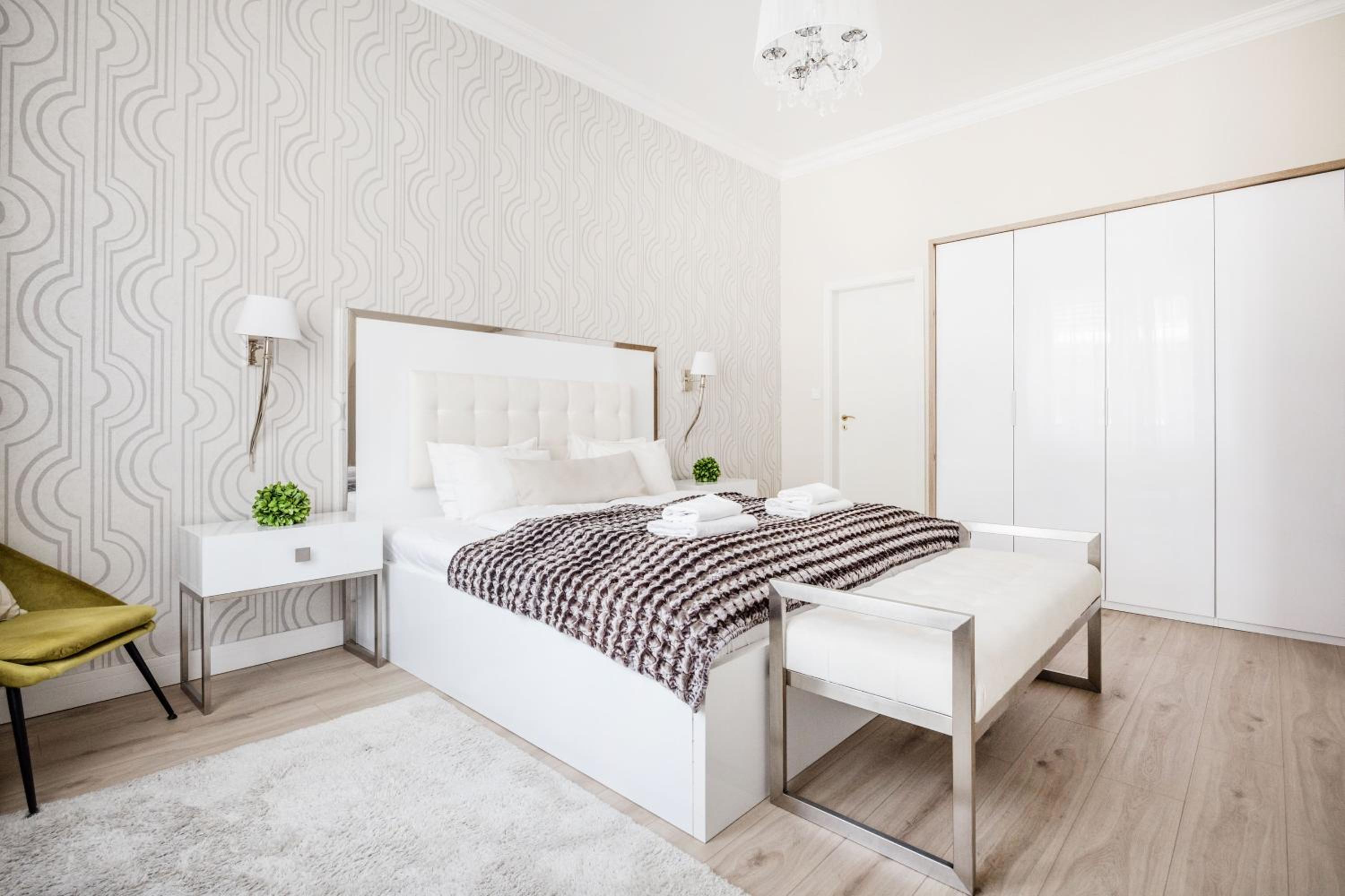 De Luxe 1-bedroom, 2-bathroom Condo in the Center view 2