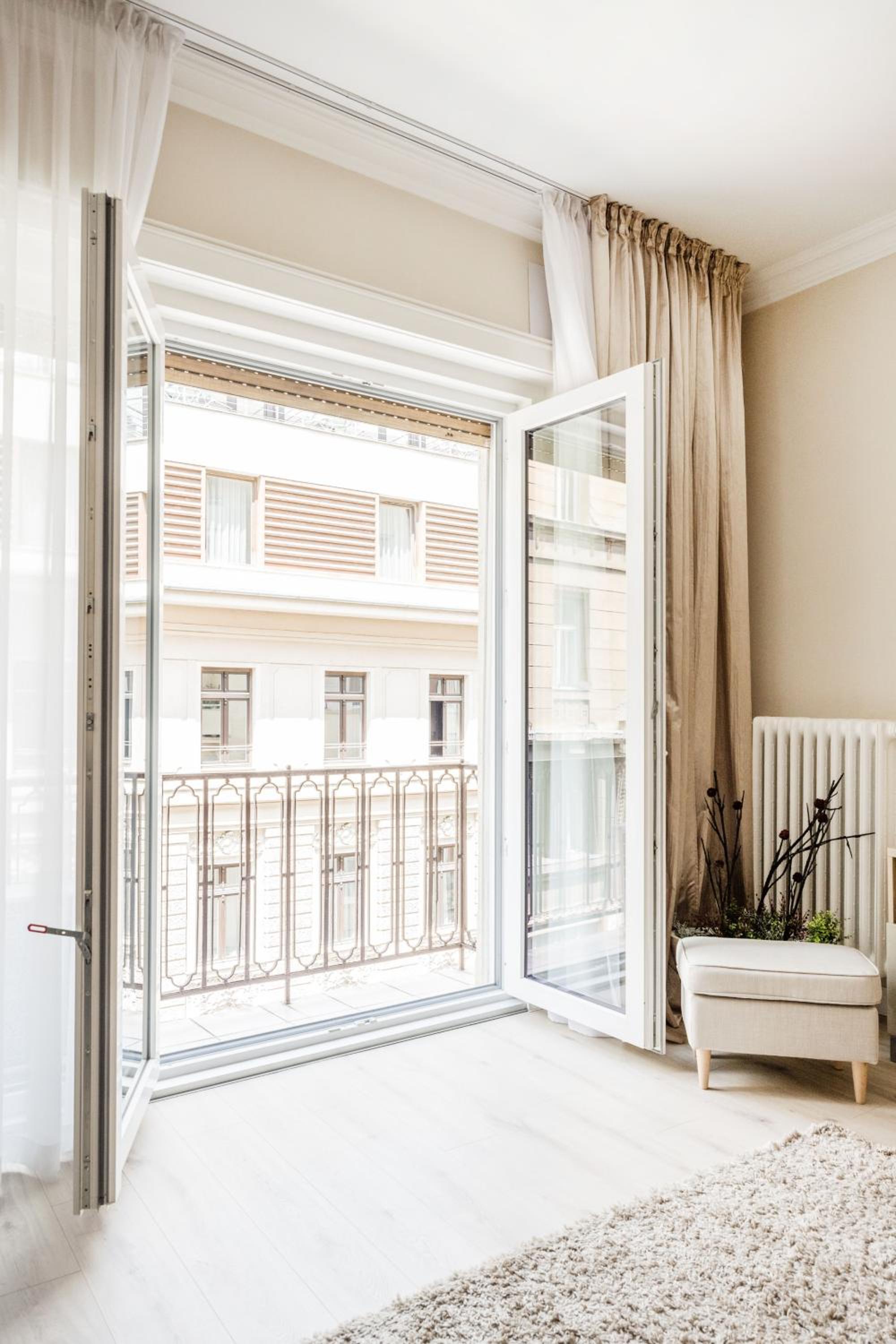De Luxe 1-bedroom, 2-bathroom Condo in the Center view 4