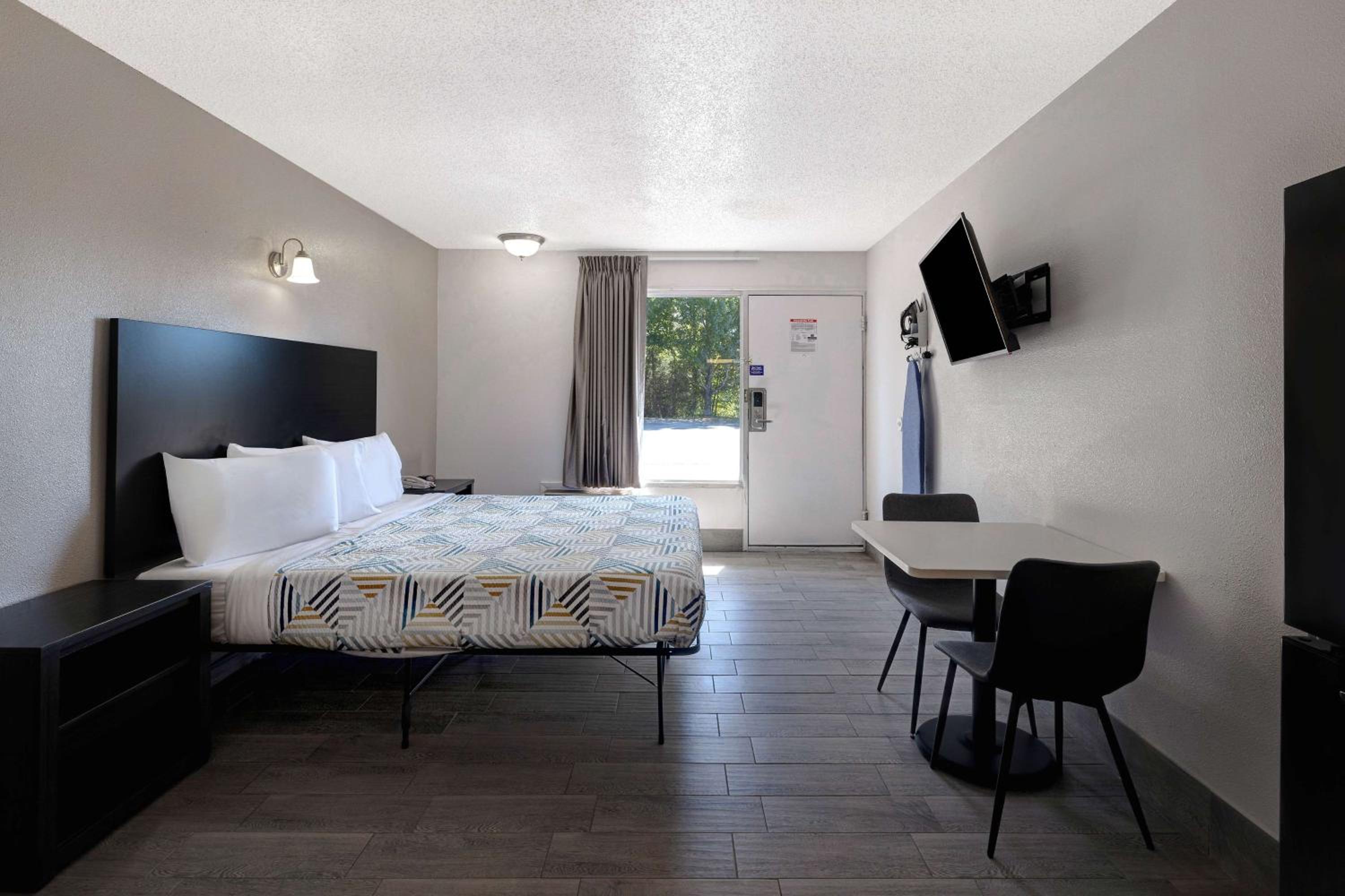 Crestview Inn