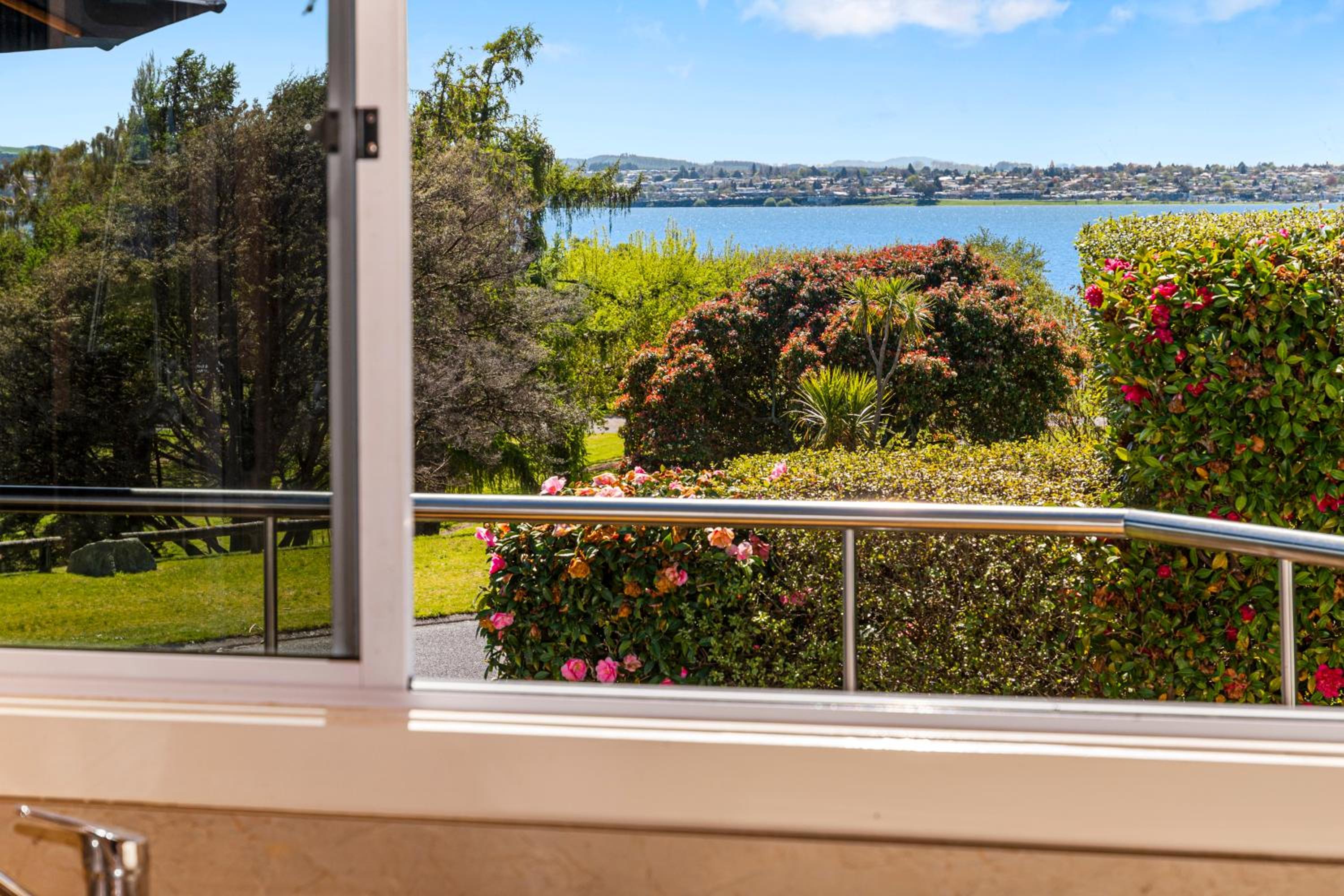 Barne the Bentley - Taupo Holiday Home view 4