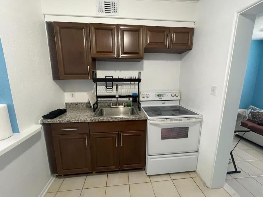 Entire Home by Siesta Key/closed to downtown view 3