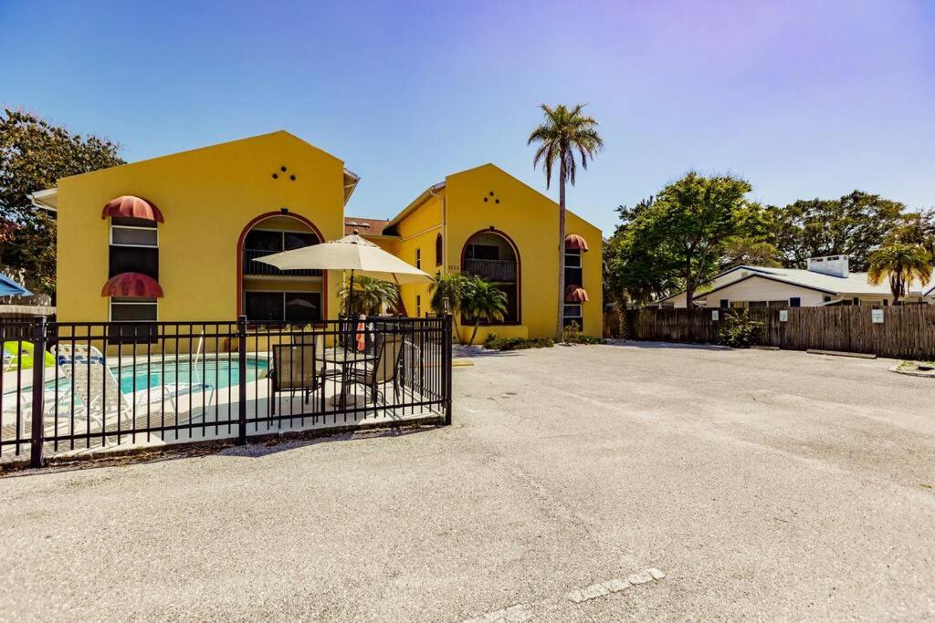 *Eclectic hidden Gem / Tiki Bar and Pool* view 3