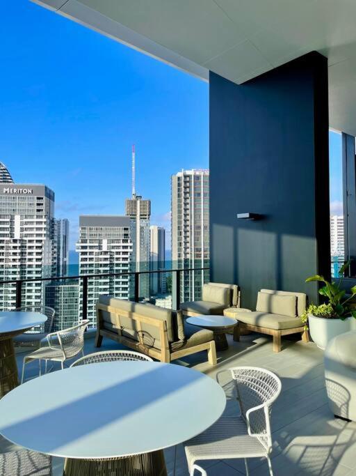 Broadbeach Luxury OceanView 2beds apartment 49F