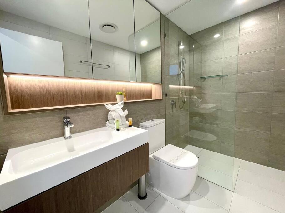 Broadbeach Luxury OceanView 2beds apartment 49F