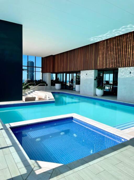 Broadbeach Luxury OceanView 2beds apartment 49F