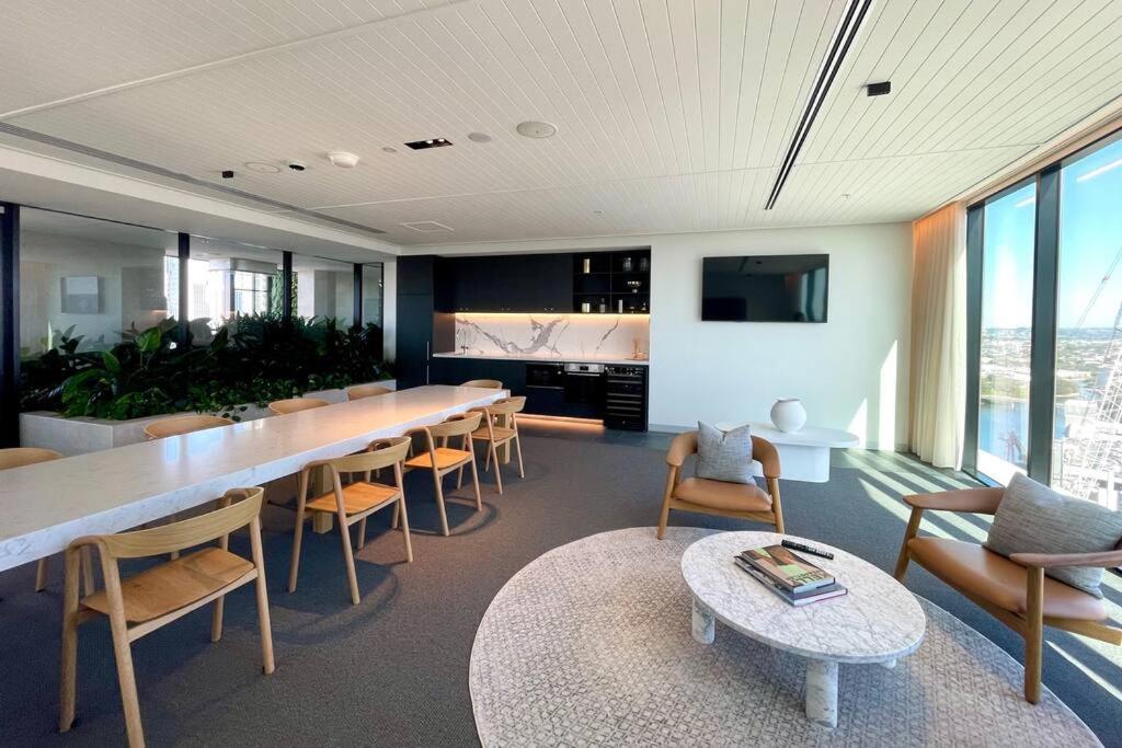 Broadbeach Luxury OceanView 2beds apartment 49F