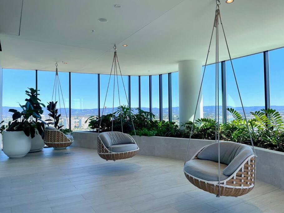 Broadbeach Luxury OceanView 2beds apartment 49F