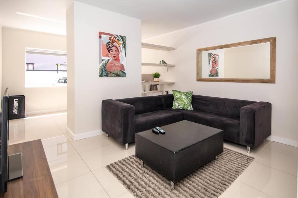 Lovely 1 Bedroom in Sea Point. Shaftsbury. view 2