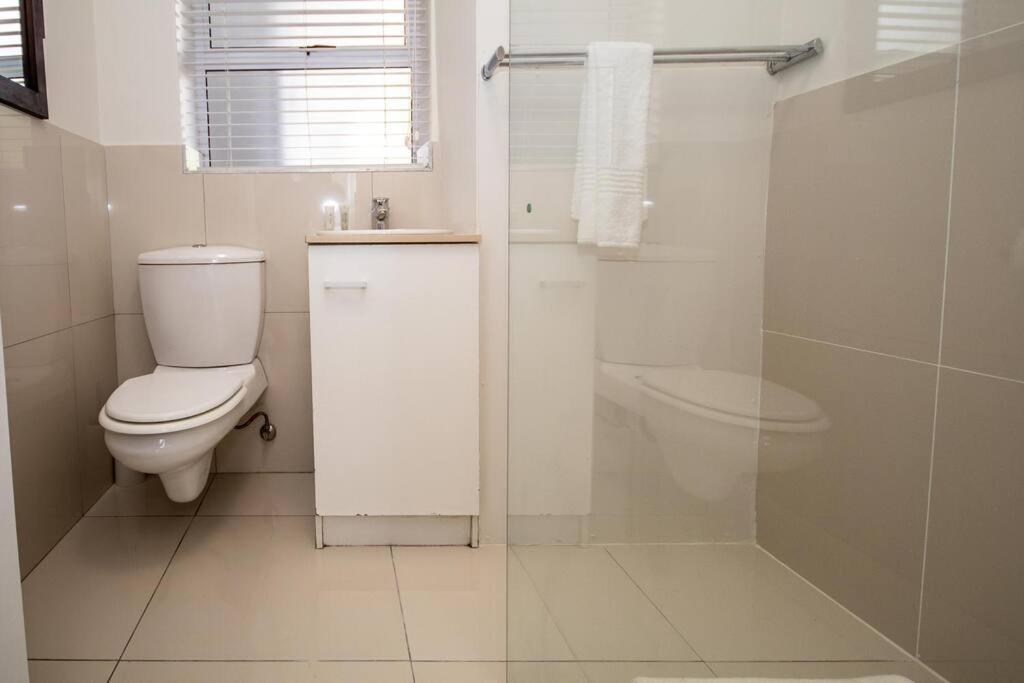 Lovely 1 Bedroom in Sea Point. Shaftsbury. view 3