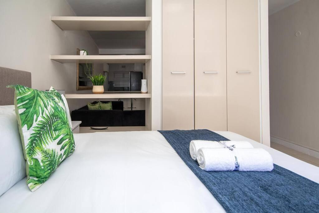 Lovely 1 Bedroom in Sea Point. Shaftsbury. view 4