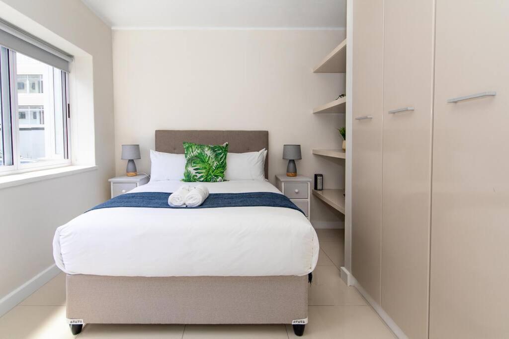 Lovely 1 Bedroom in Sea Point. Shaftsbury. view 5