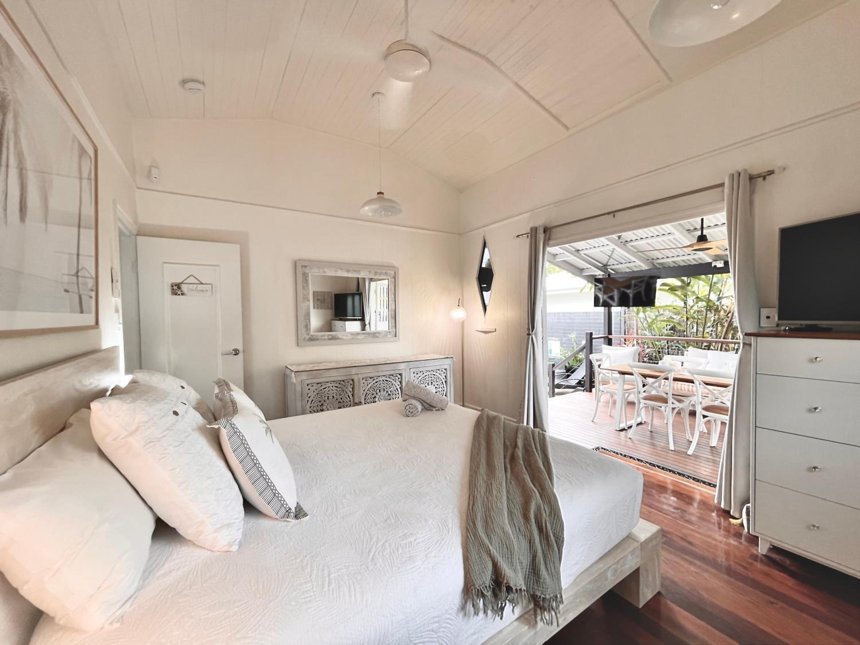 Sweet Creek Cottage, Palm Cove, 200m to Beach, Heated Pool, Pets