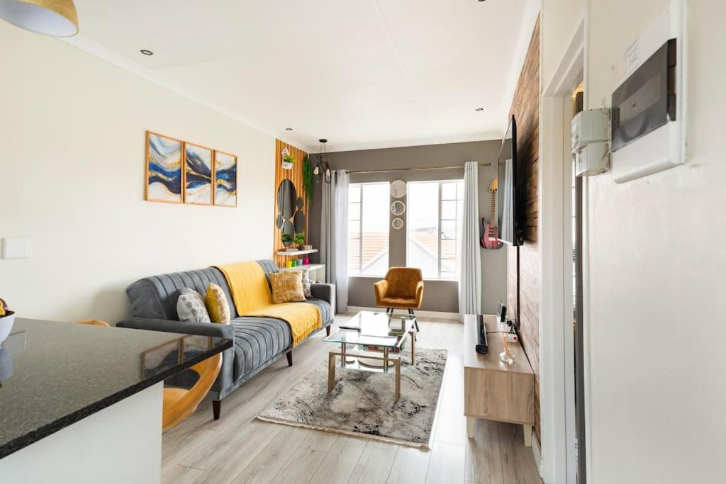 Sunset View Apartment with Free Secure Parking in Central Location