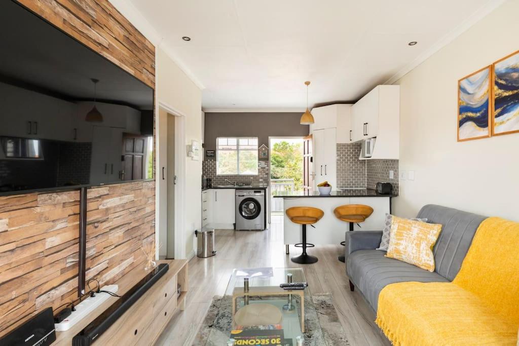 Sunset View Apartment with Free Secure Parking in Central Location