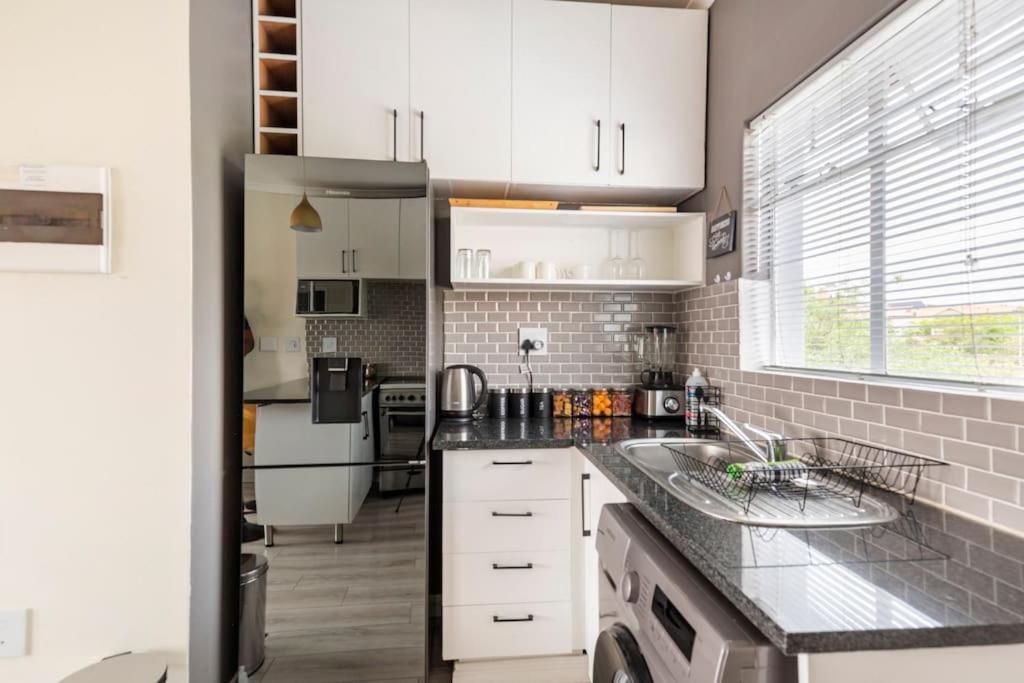 Sunset View Apartment with Free Secure Parking in Central Location
