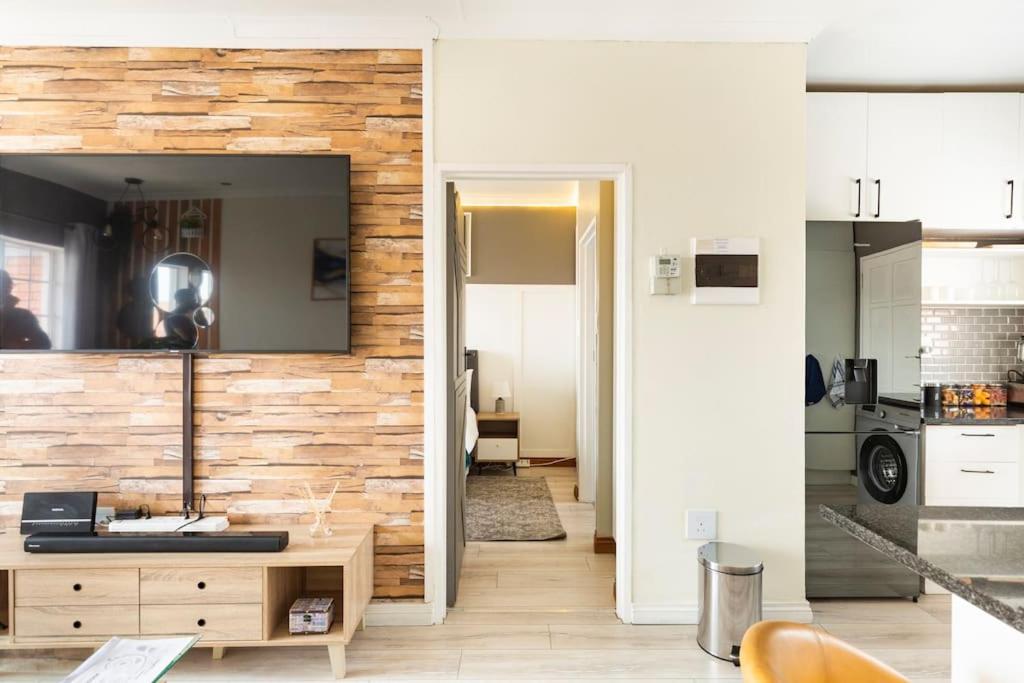 Sunset View Apartment with Free Secure Parking in Central Location