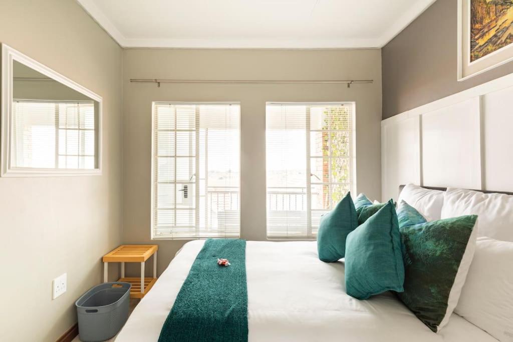 Sunset View Apartment with Free Secure Parking in Central Location