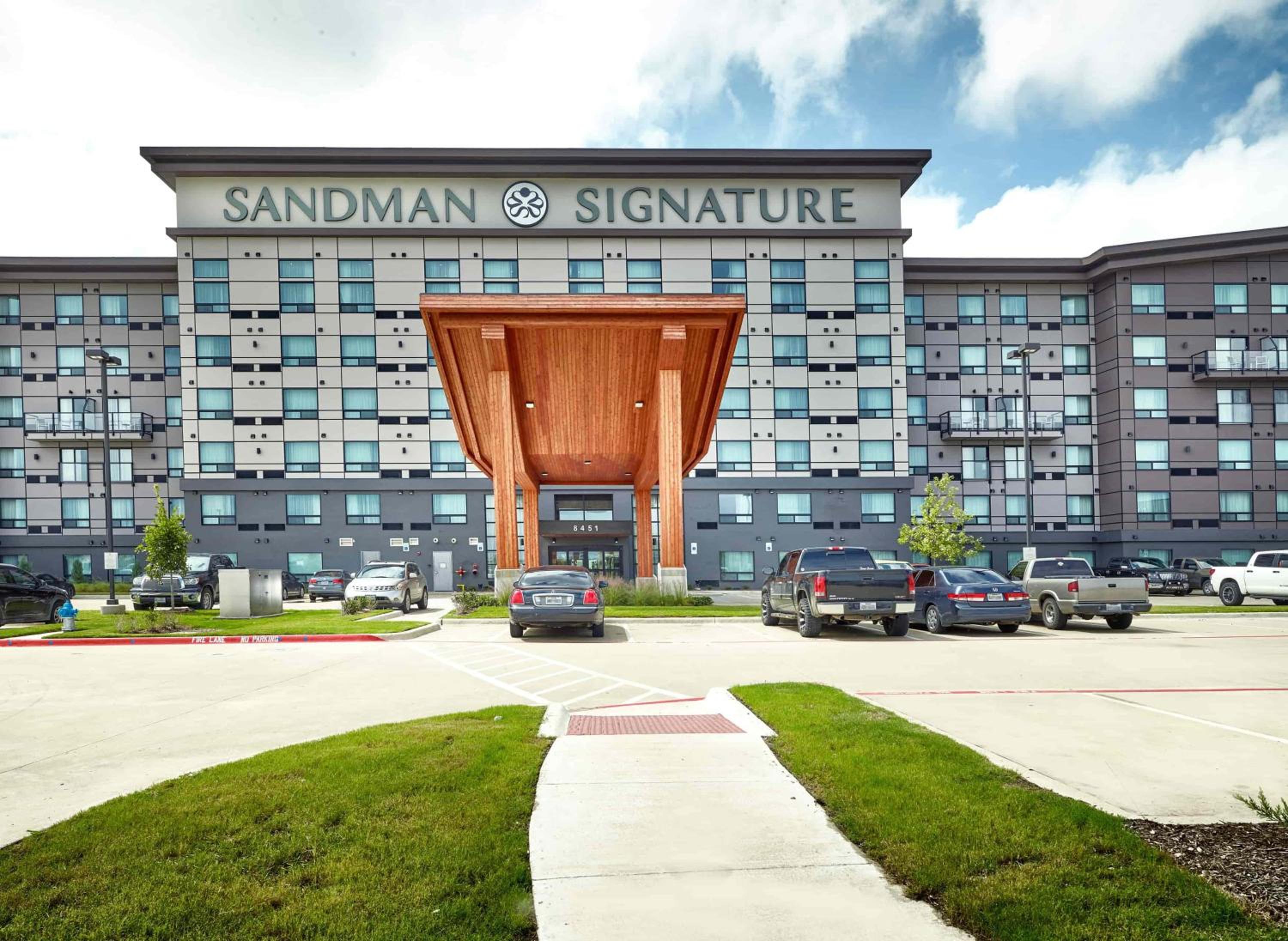 Hotel Sandman Signature Plano-Frisco Hotel - Image 1