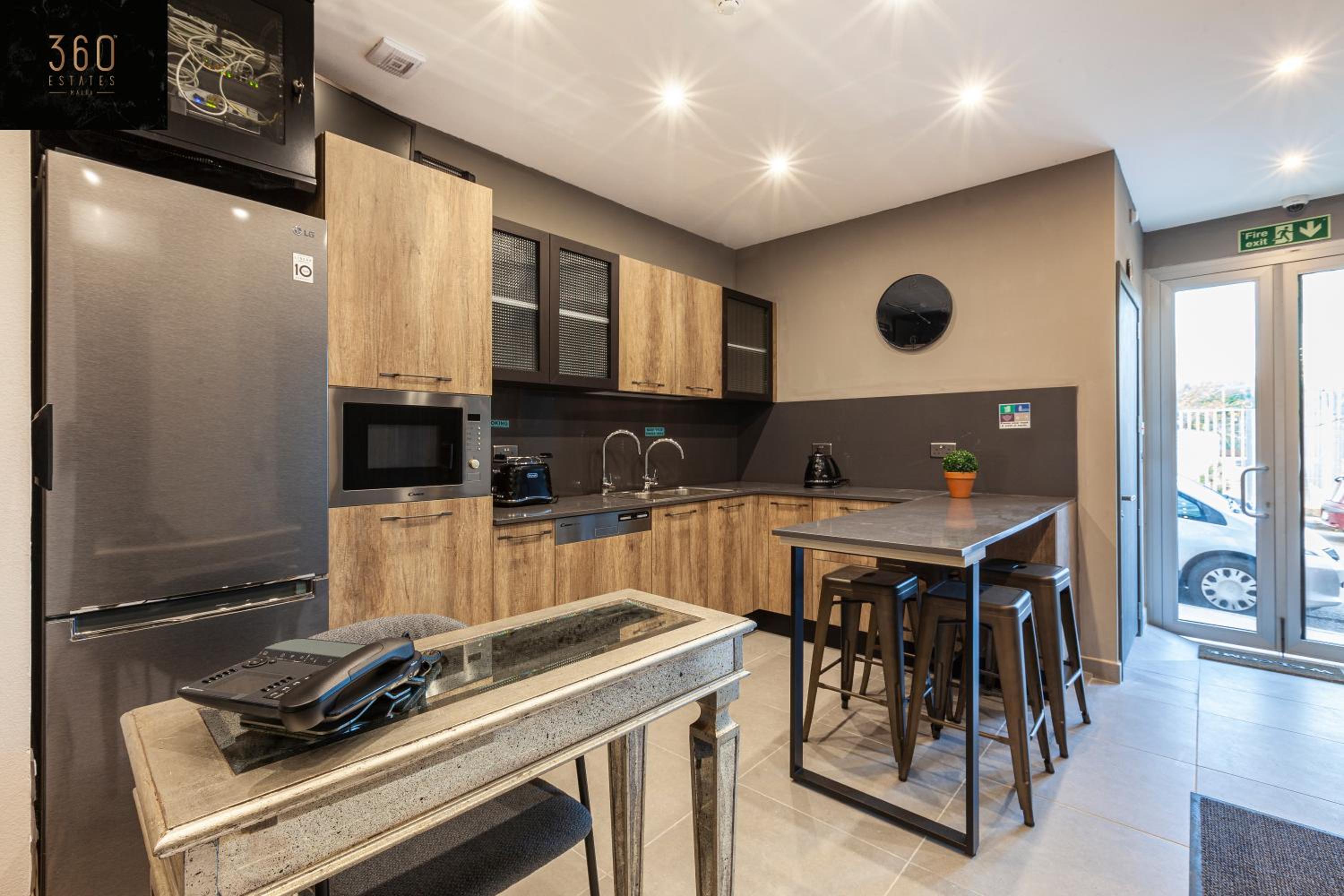 Lovely vacation, Private entrance Home with WIFI by 360 Estates view 4