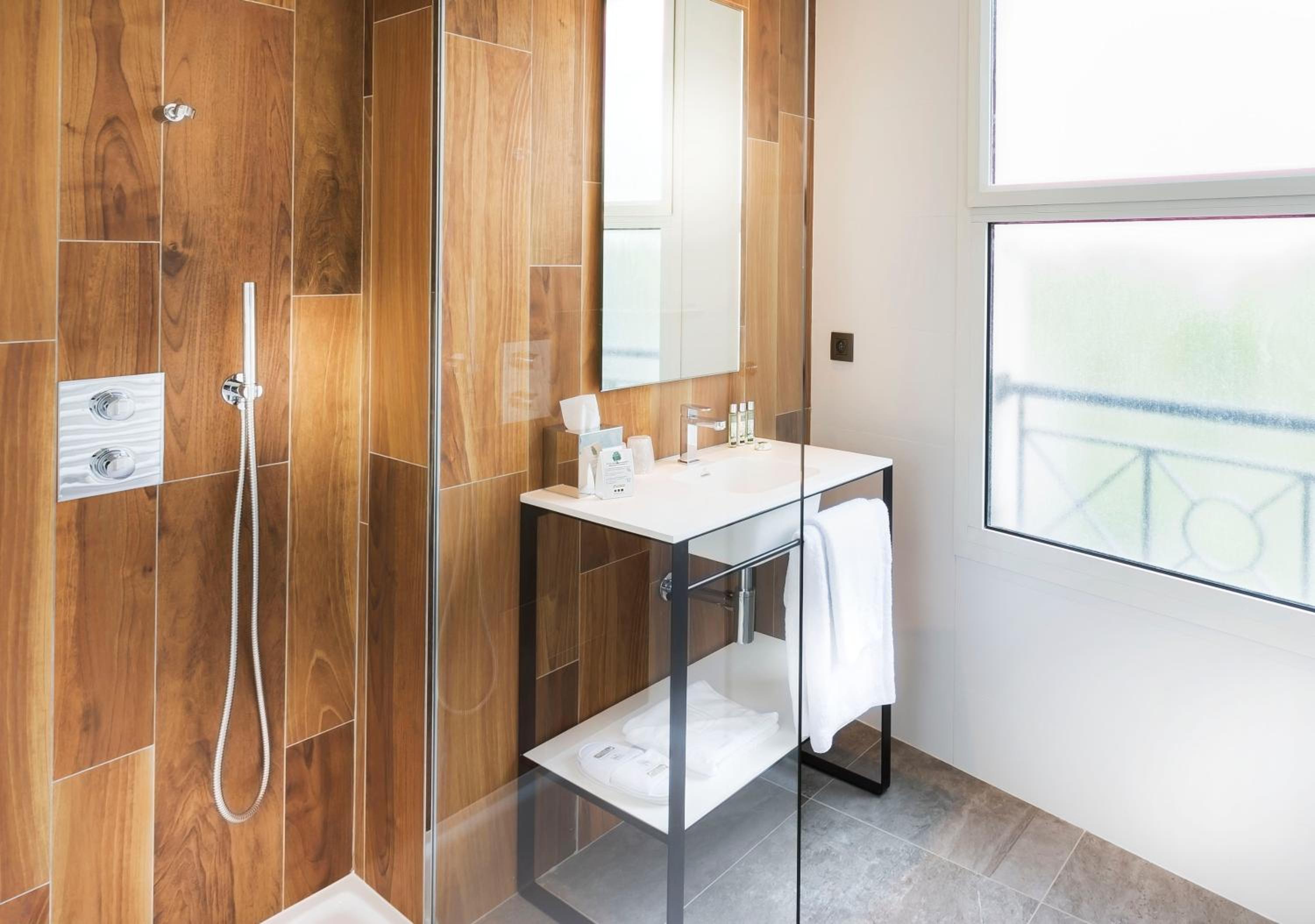 Boulogne-Billancourt Vacations - Hotel Acanthe - Boulogne Billancourt - Property Image 2