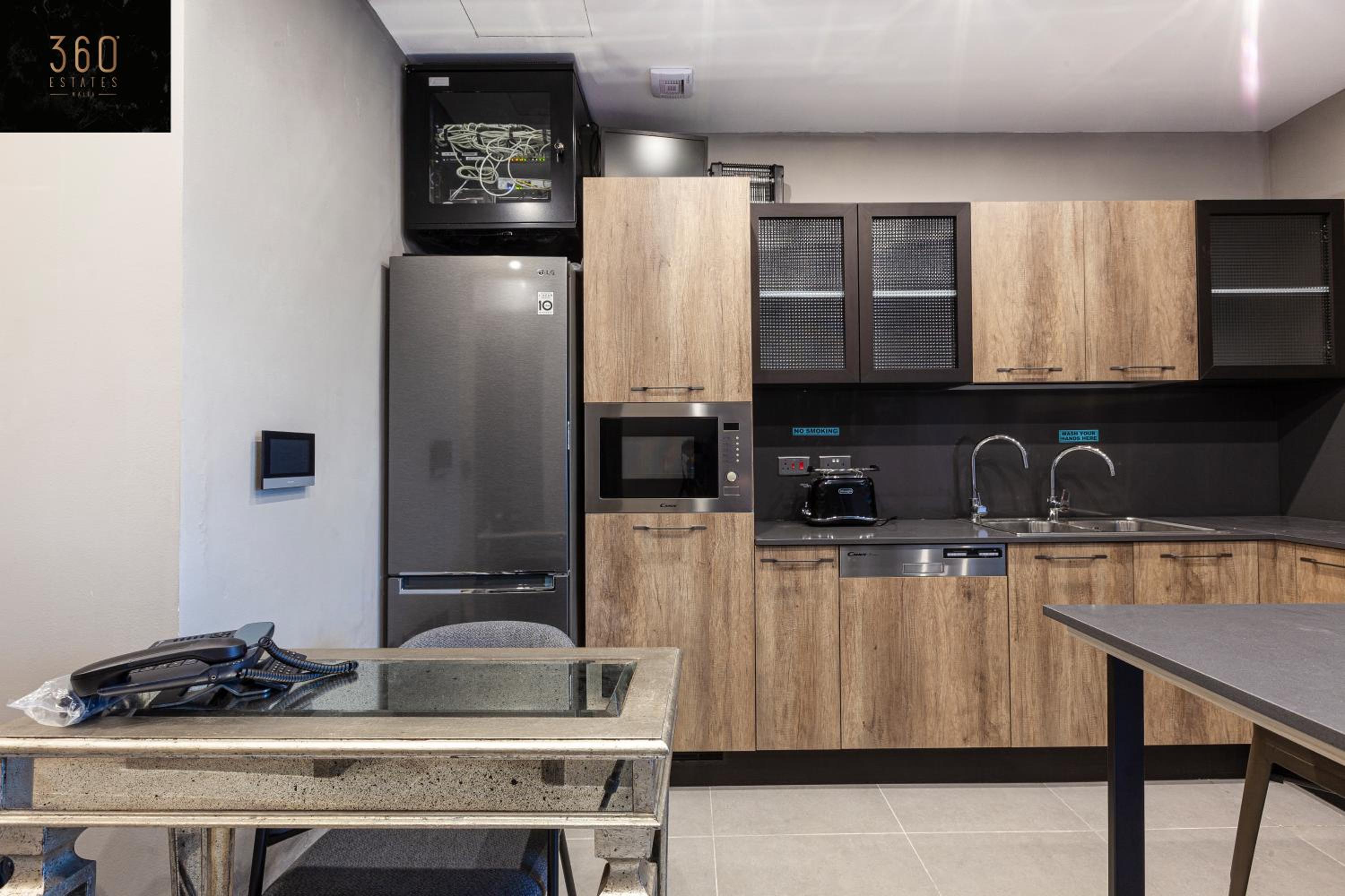 Lovely vacation, Private entrance Home with WIFI by 360 Estates view 3
