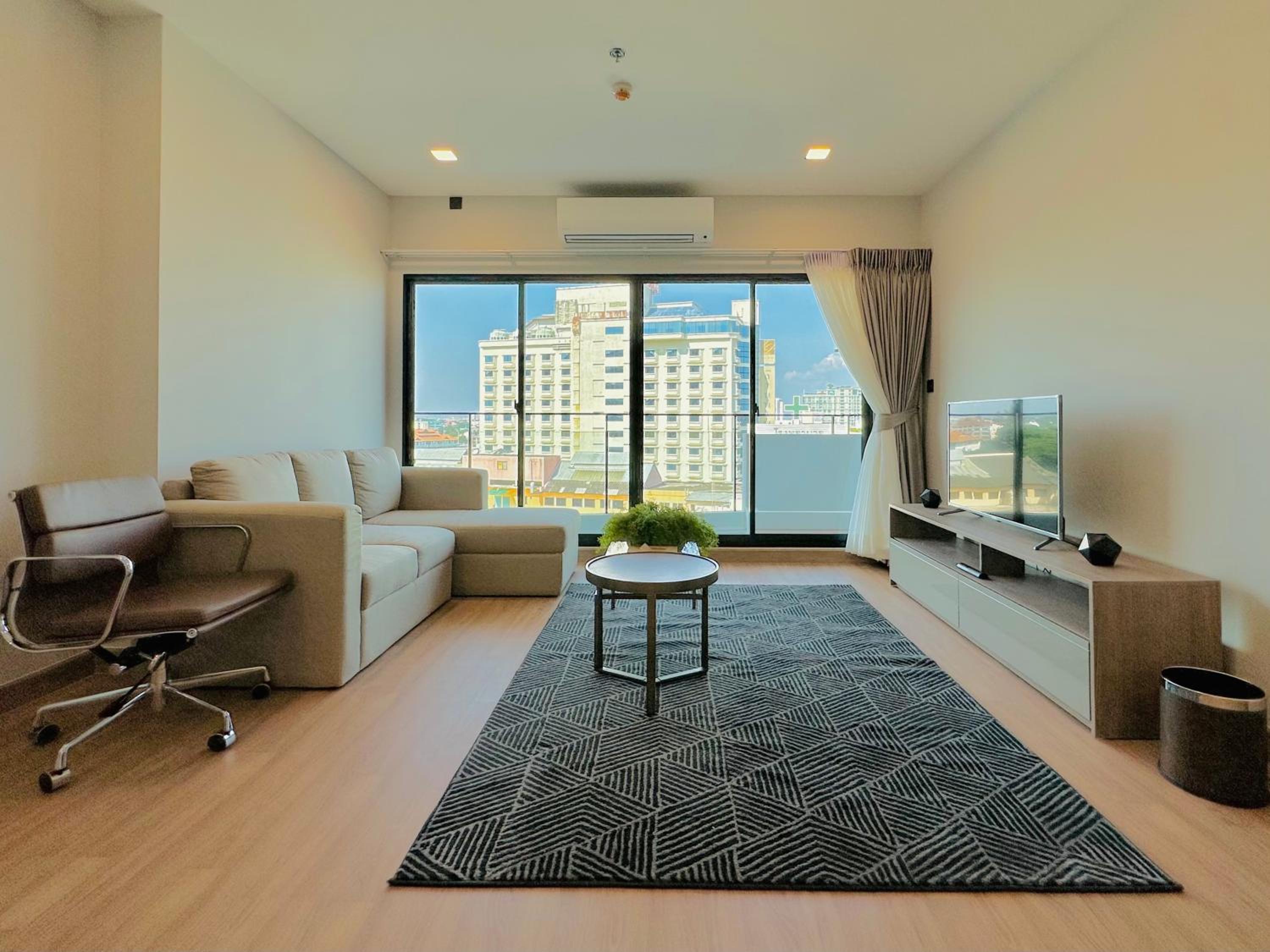 Astra Sky River Luxury Cozy Three-Bedroom Family Mountain View Room view 3
