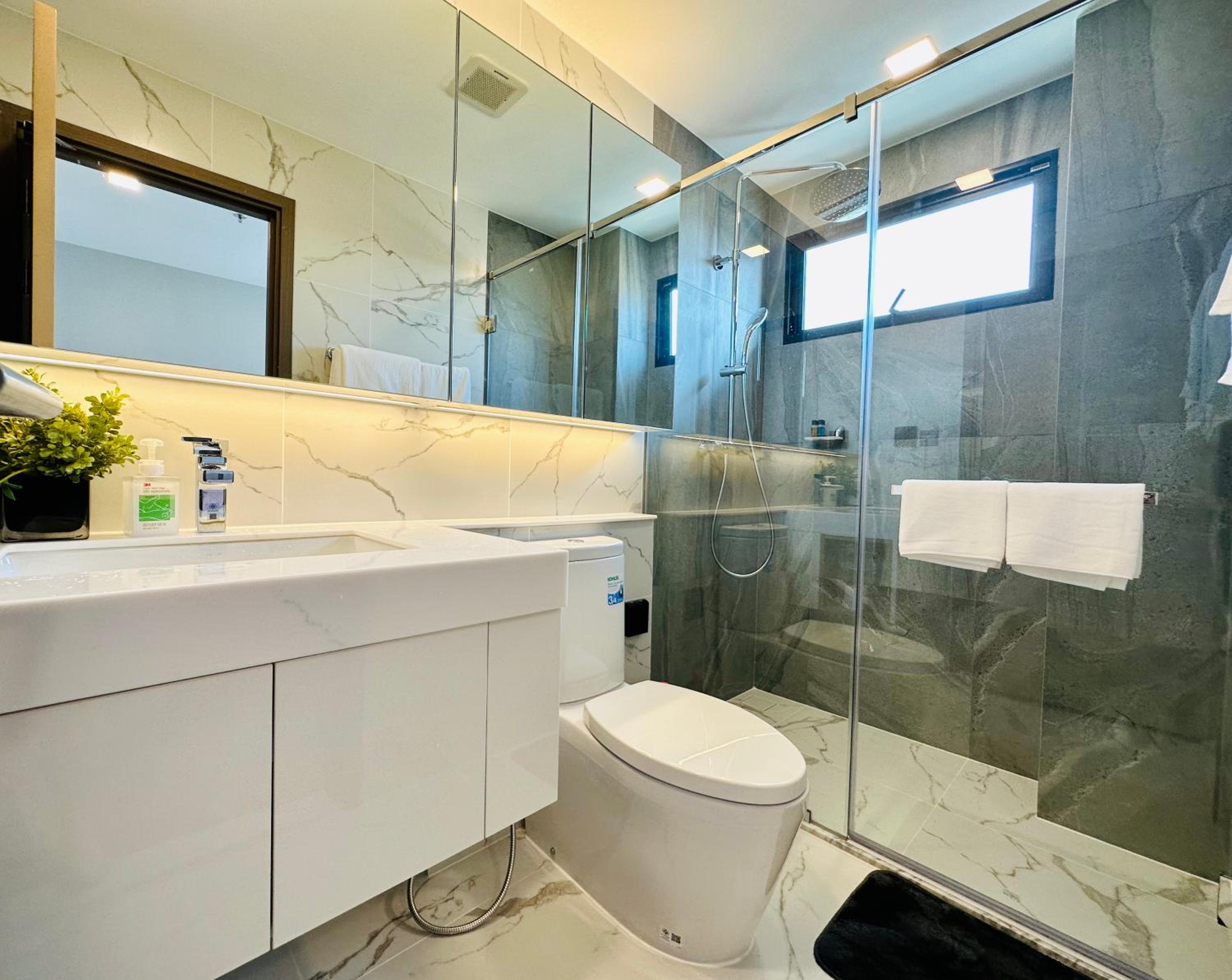 Astra Sky River Luxury Cozy Three-Bedroom Family Mountain View Room view 5