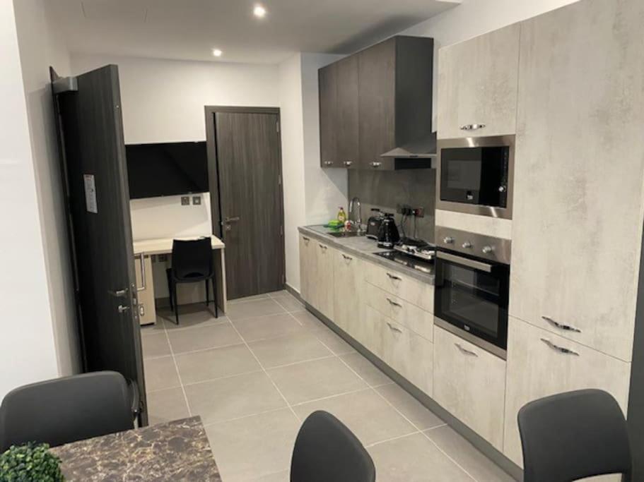 Lovely Modern Large Spacious Home with 7BR & WIFI by 360 Estates view 2