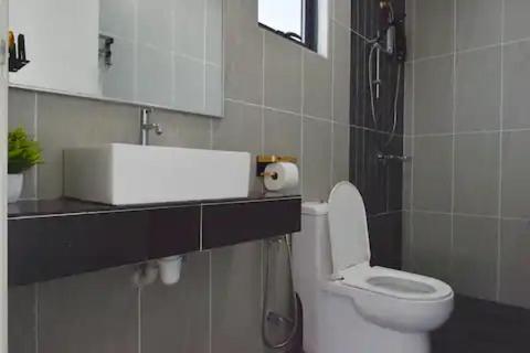 Legasi Kampung baru guest house by rumahrehat 1908sqft huge balcony for BBQ twin tower view