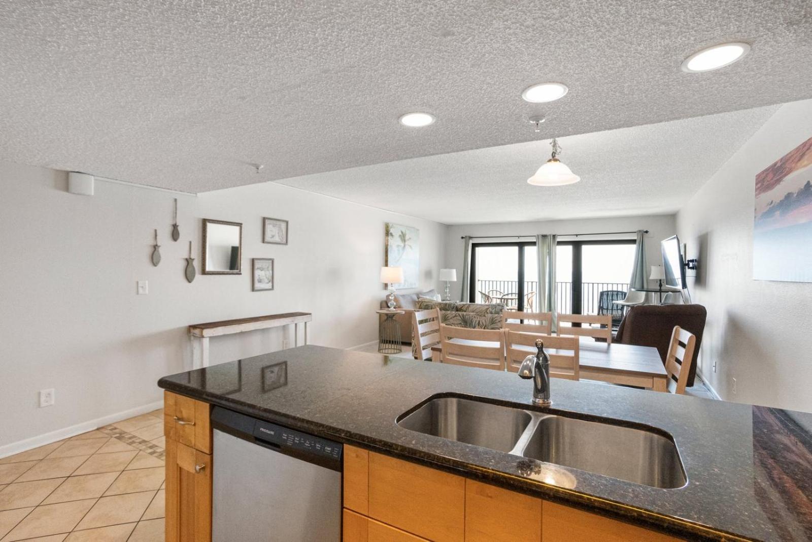 Direct Beachfront - Updated - Sandy Shores #304