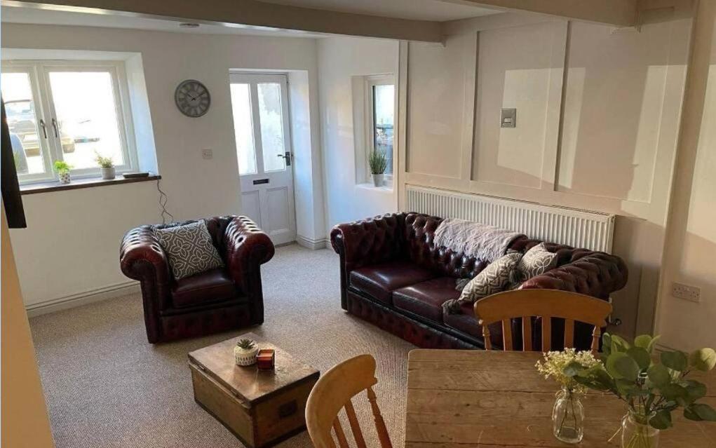 Grade II Listed 2 Bed Cottage with Free Parking view 5