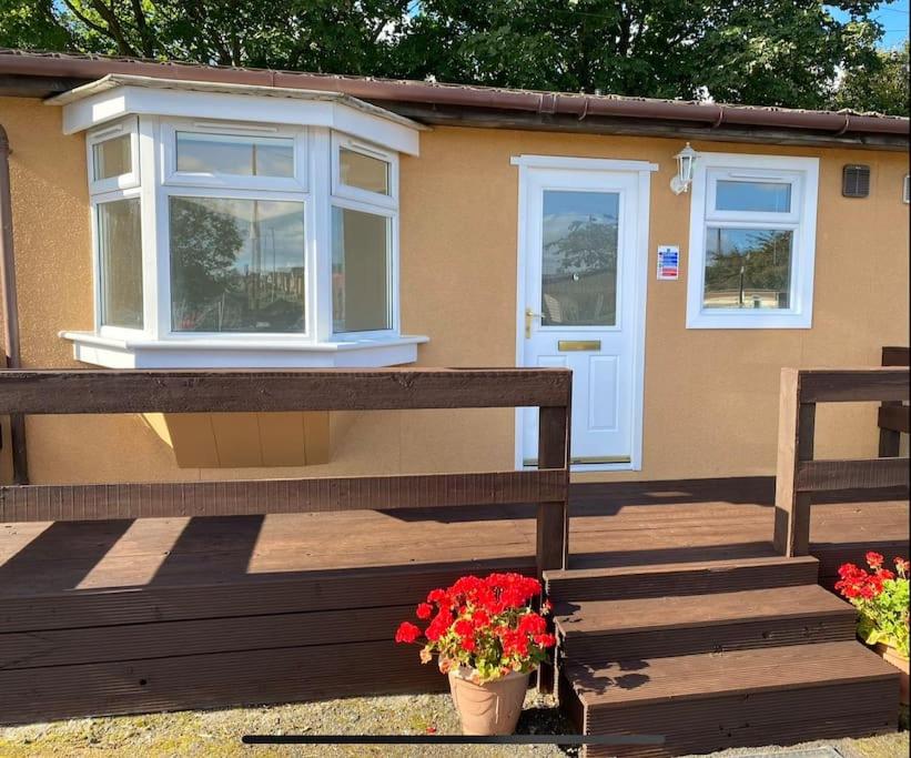 One-Bedroom Chalet Bungalow Uddingston Glasgow - main view
