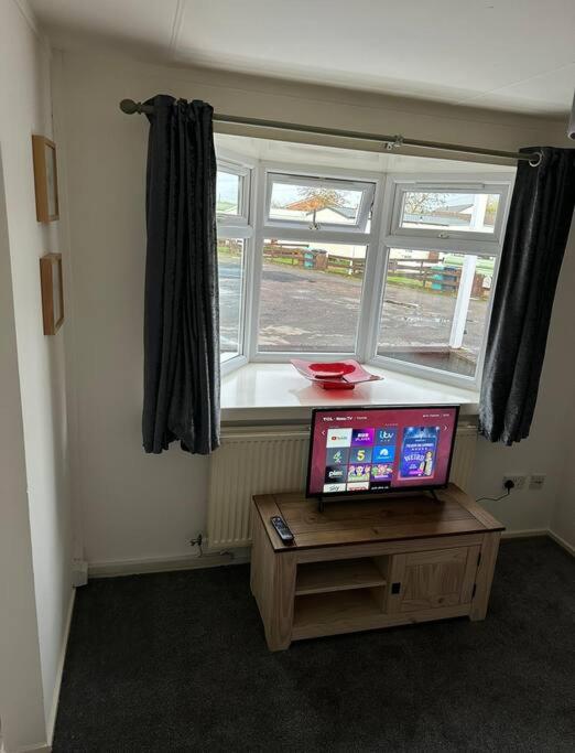 One-Bedroom Chalet Bungalow Uddingston Glasgow view 4