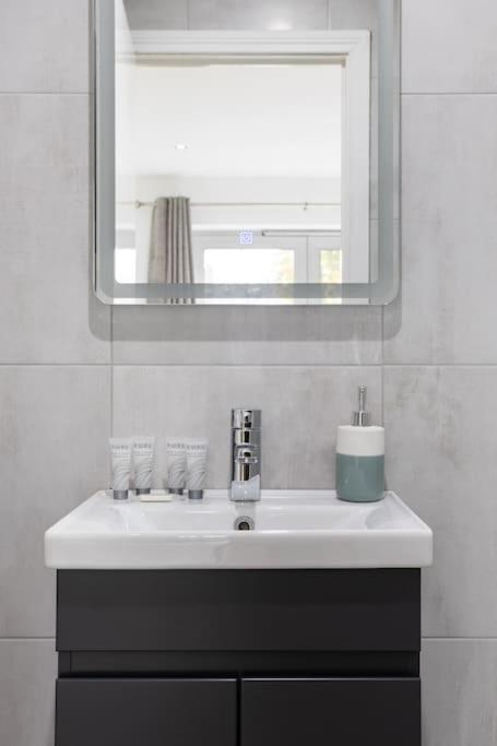 Fabulous Modern Luxury Apartment Sleeps 6- Parking