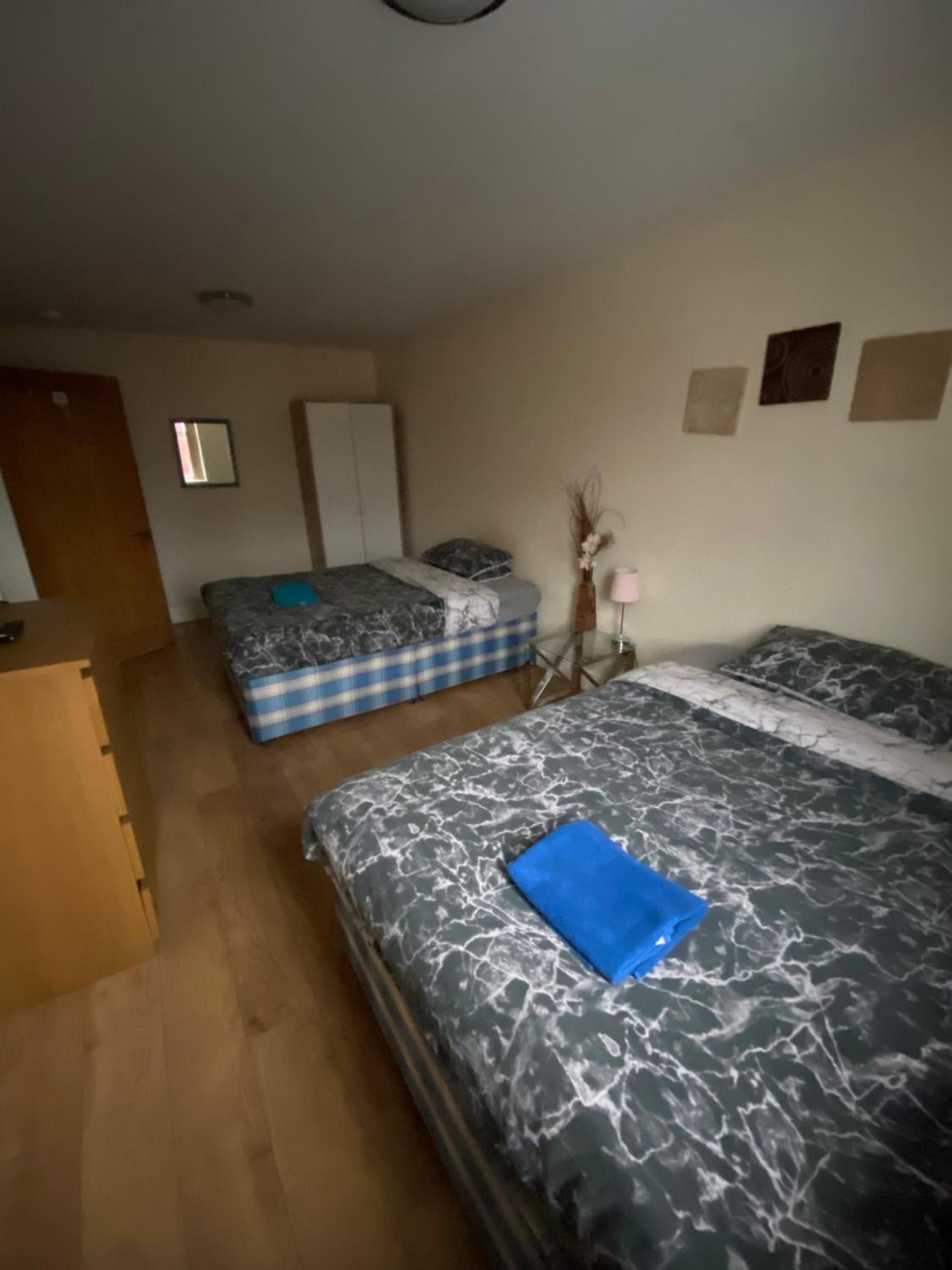 BIG ROOM rusholme WITH TV AND PRIVATE BATHROOM-parking&wifi view 4