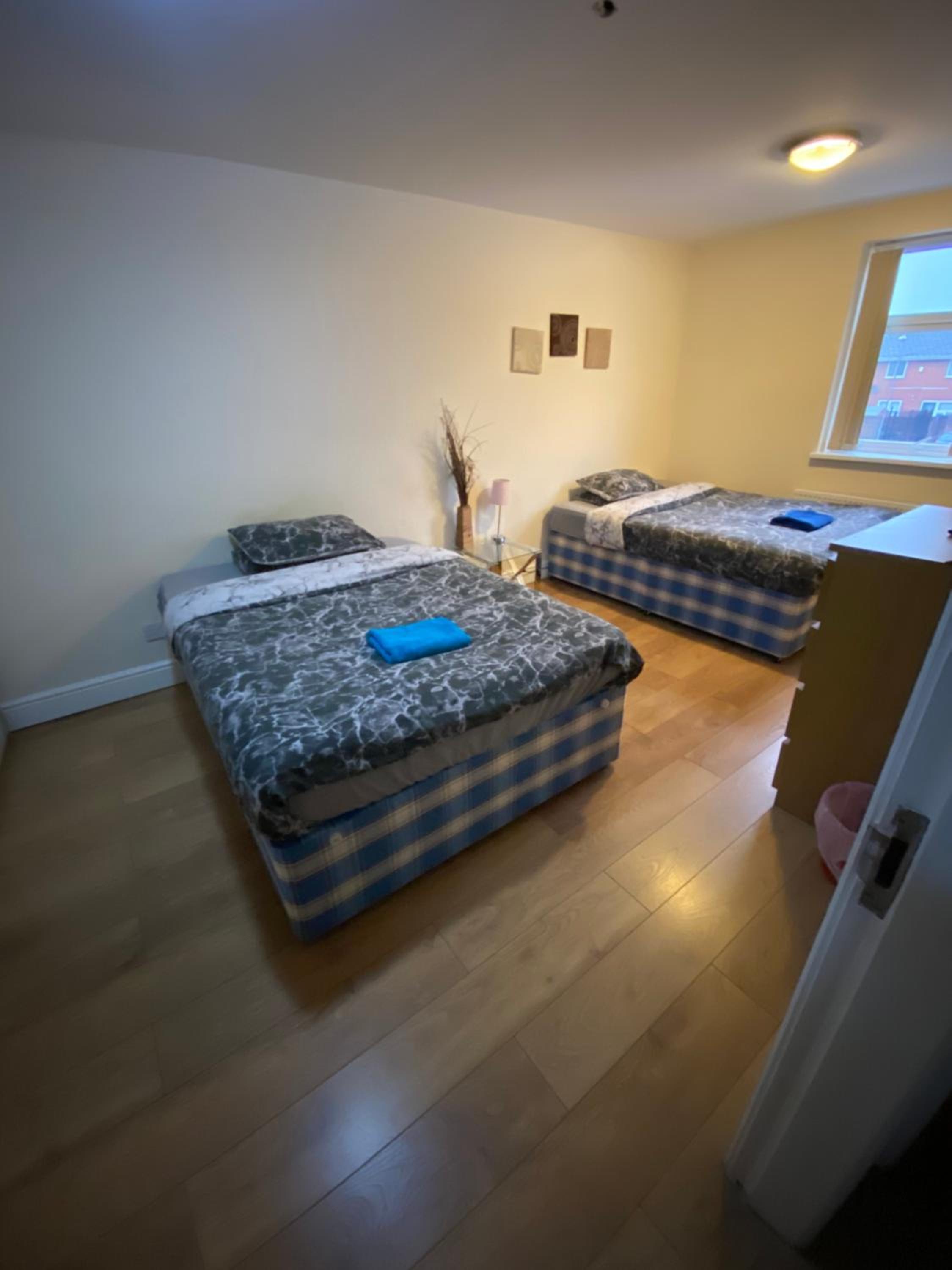 BIG ROOM rusholme WITH TV AND PRIVATE BATHROOM-parking&wifi view 3
