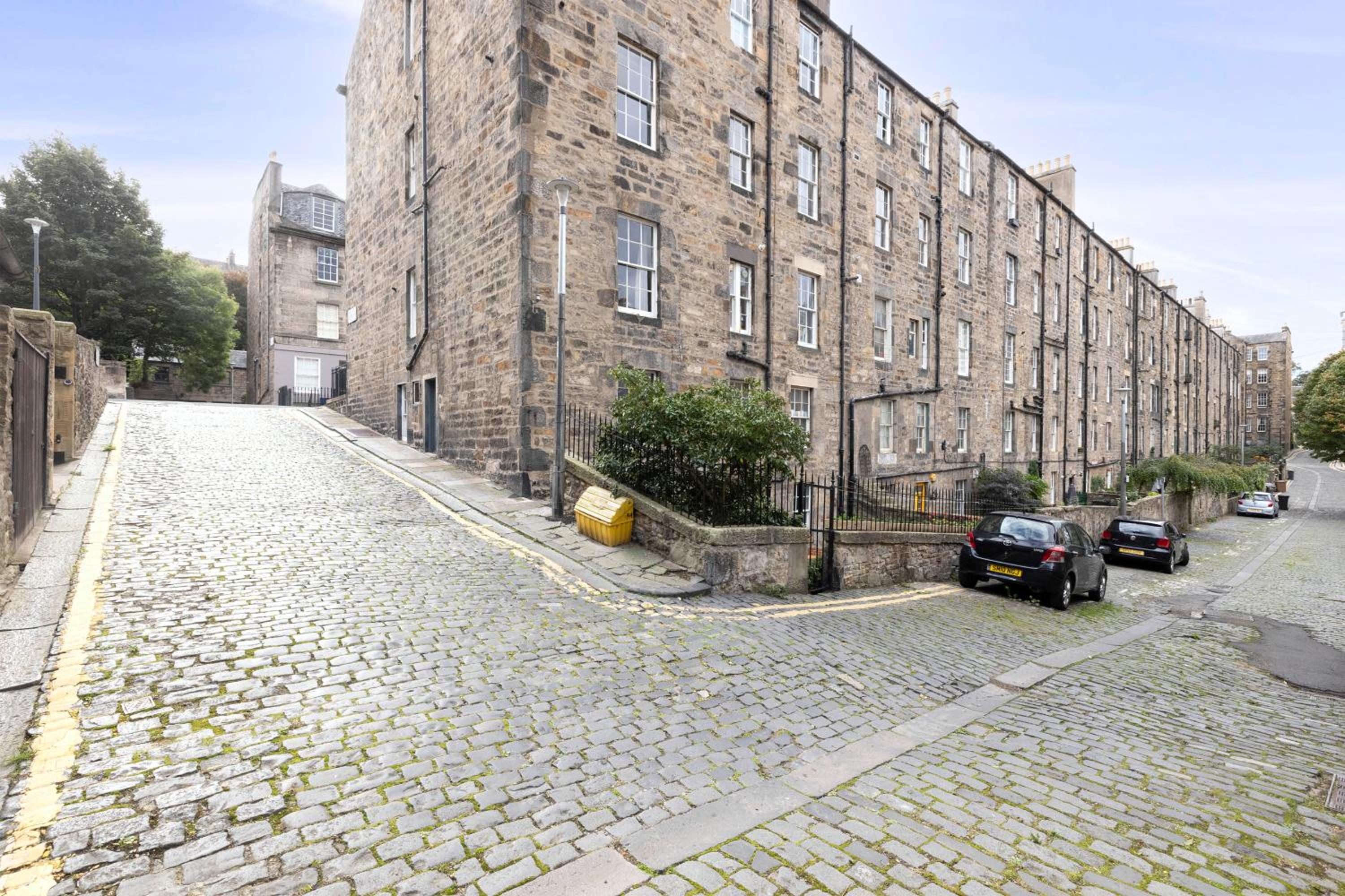 JOIVY Stylish 1 bed flats with communal garden in New Town view 5