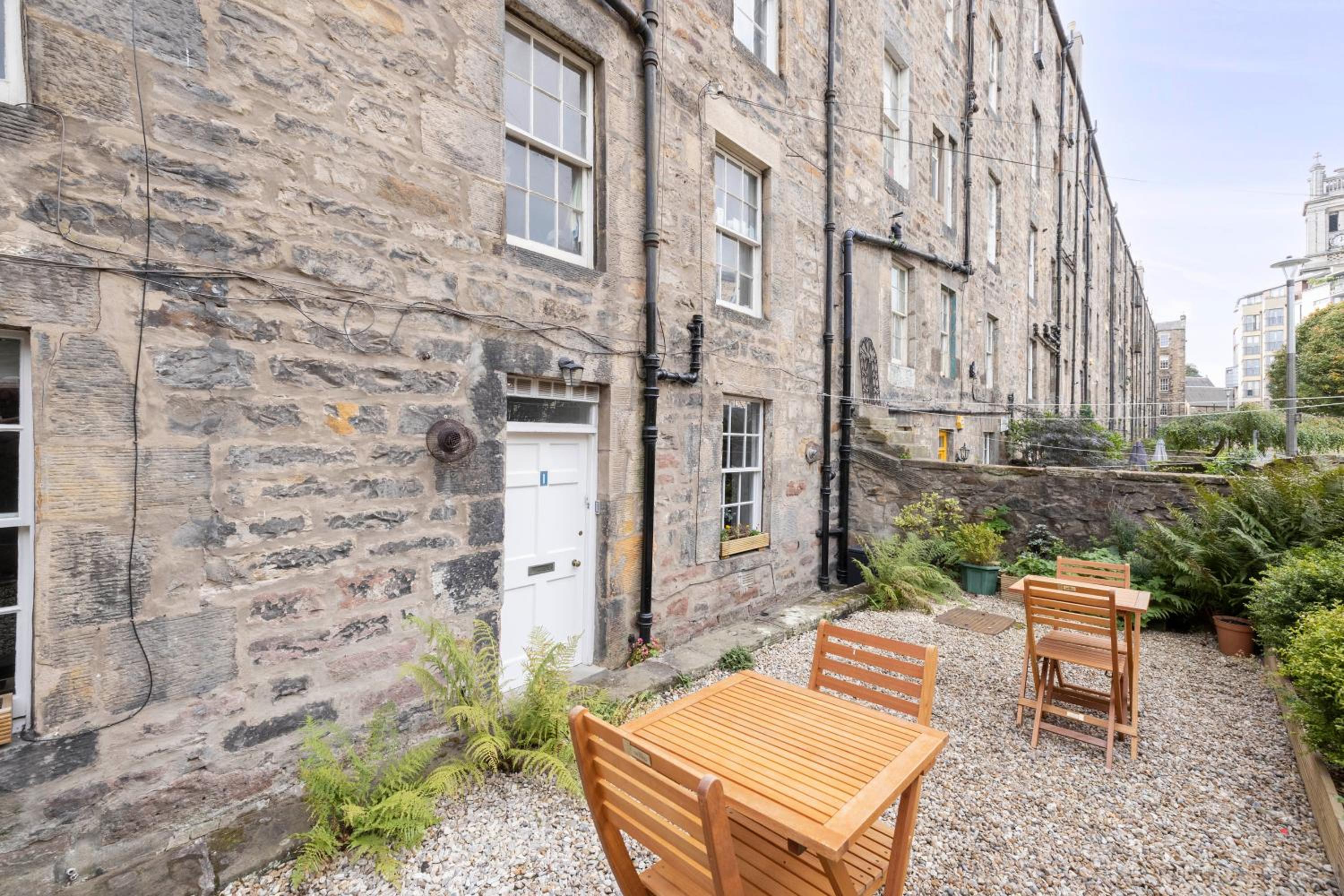JOIVY Stylish 1 bed flats with communal garden in New Town view 2