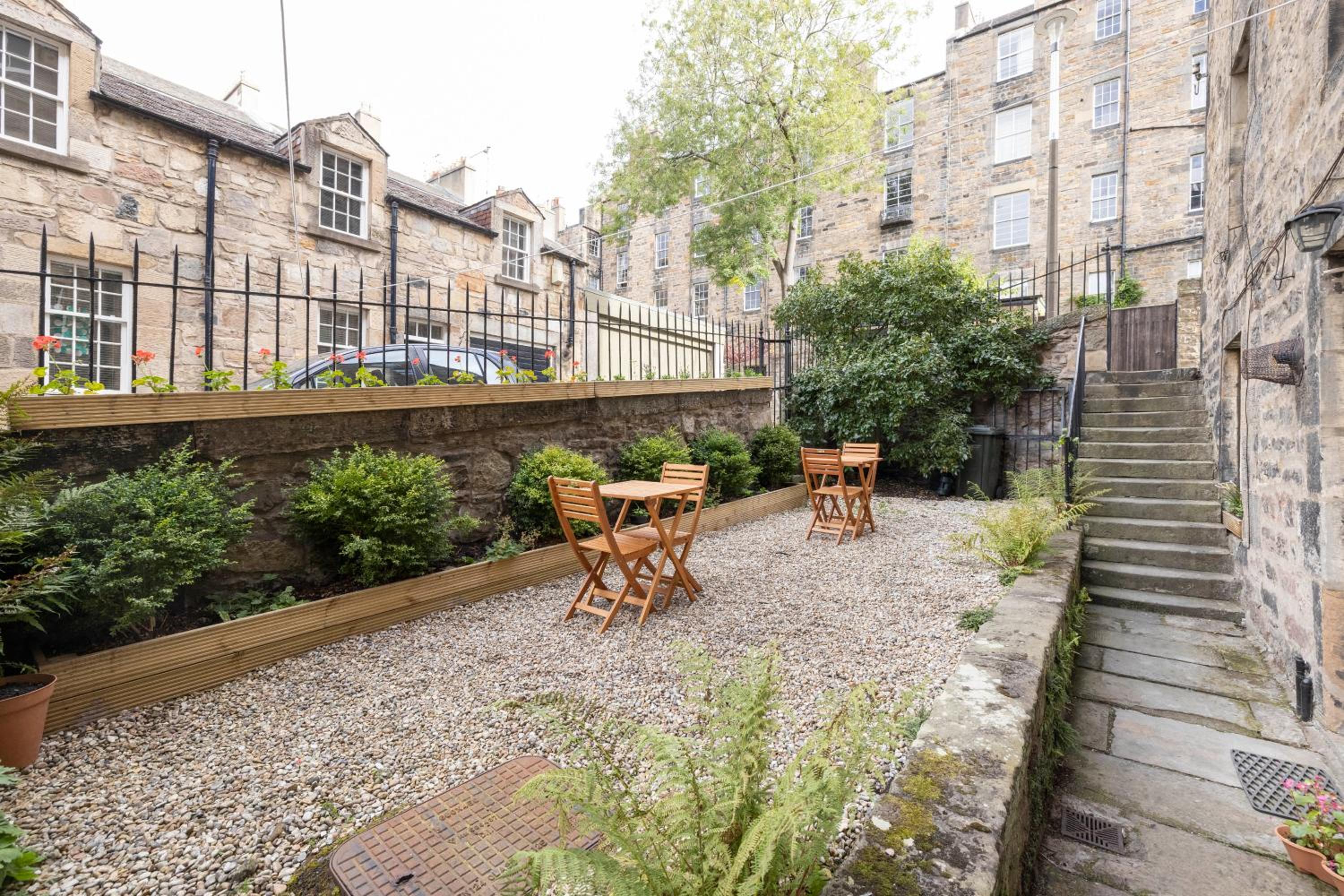JOIVY Stylish 1 bed flats with communal garden in New Town view 3