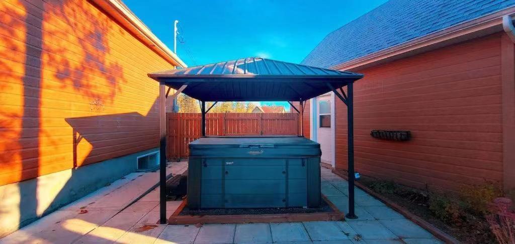 Amazing 3-bedroom entire Chalet-Sauna+lakeview+Spa+BBQ(Best place to relax)