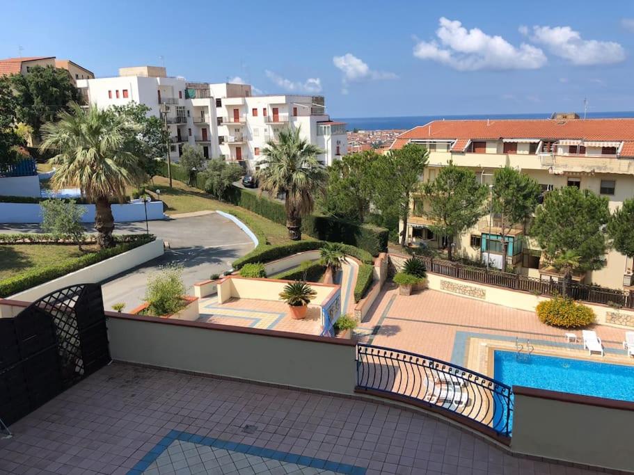 Apartments with a tennis court and a barbecue