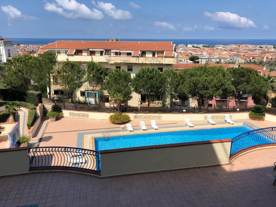 Apartments with a tennis court and a barbecue