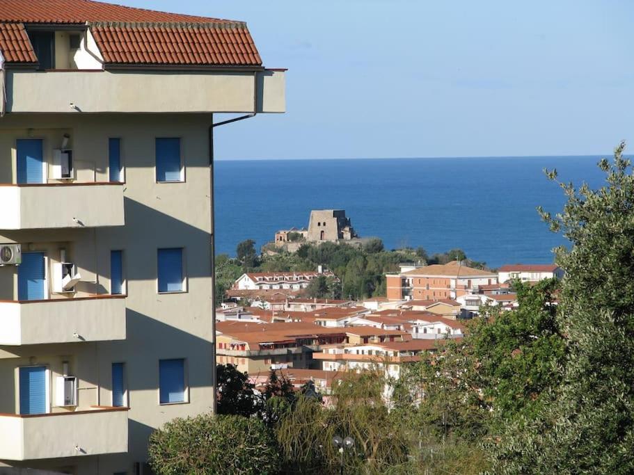 Apartments with a tennis court and a barbecue
