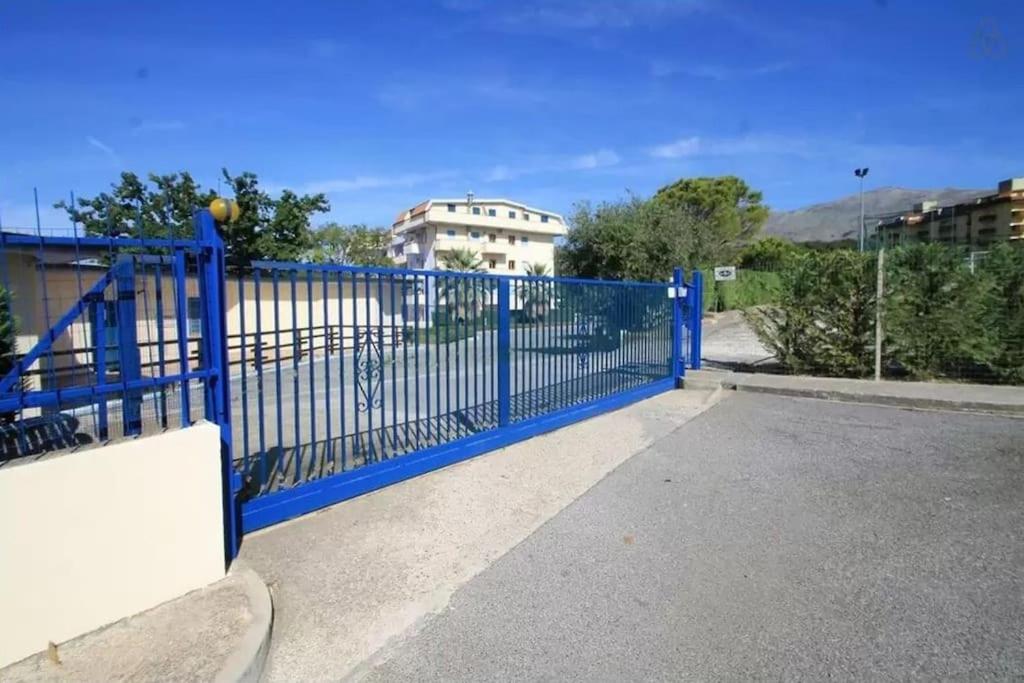 Apartments with a tennis court and a barbecue