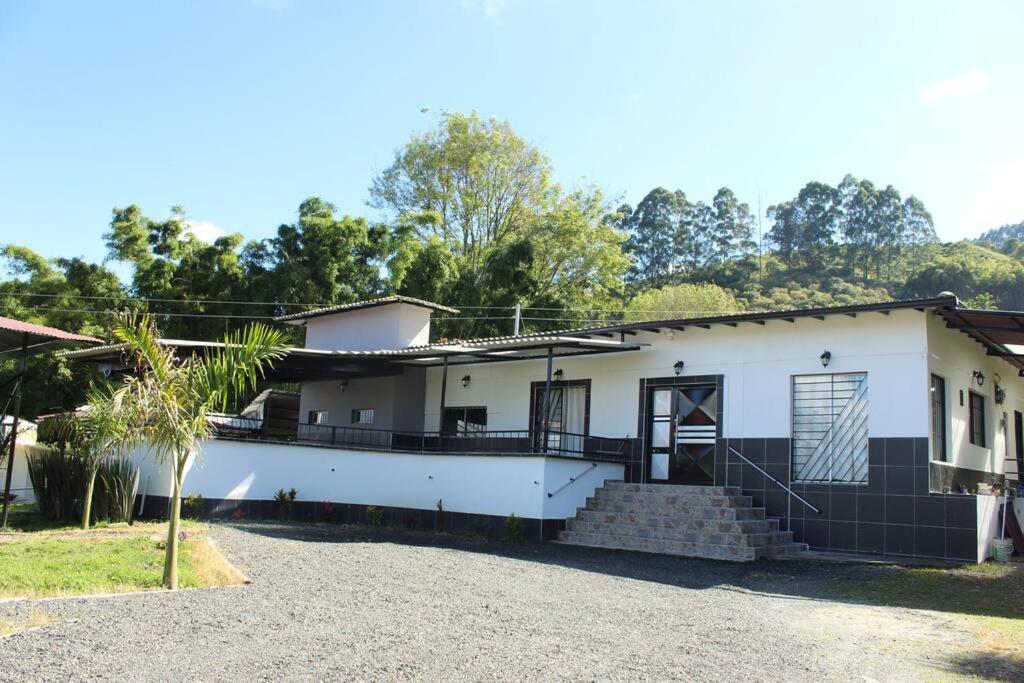 Villa Natalia Finca, 30 personas, jacuzzi 10 minutos de termales