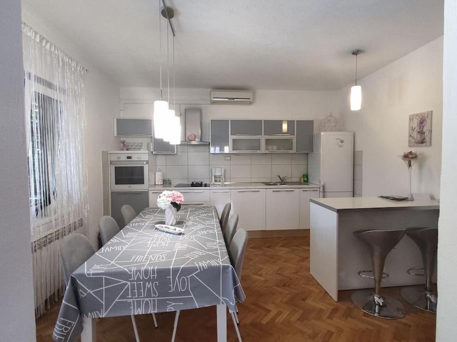 Apartman Toni, Gata