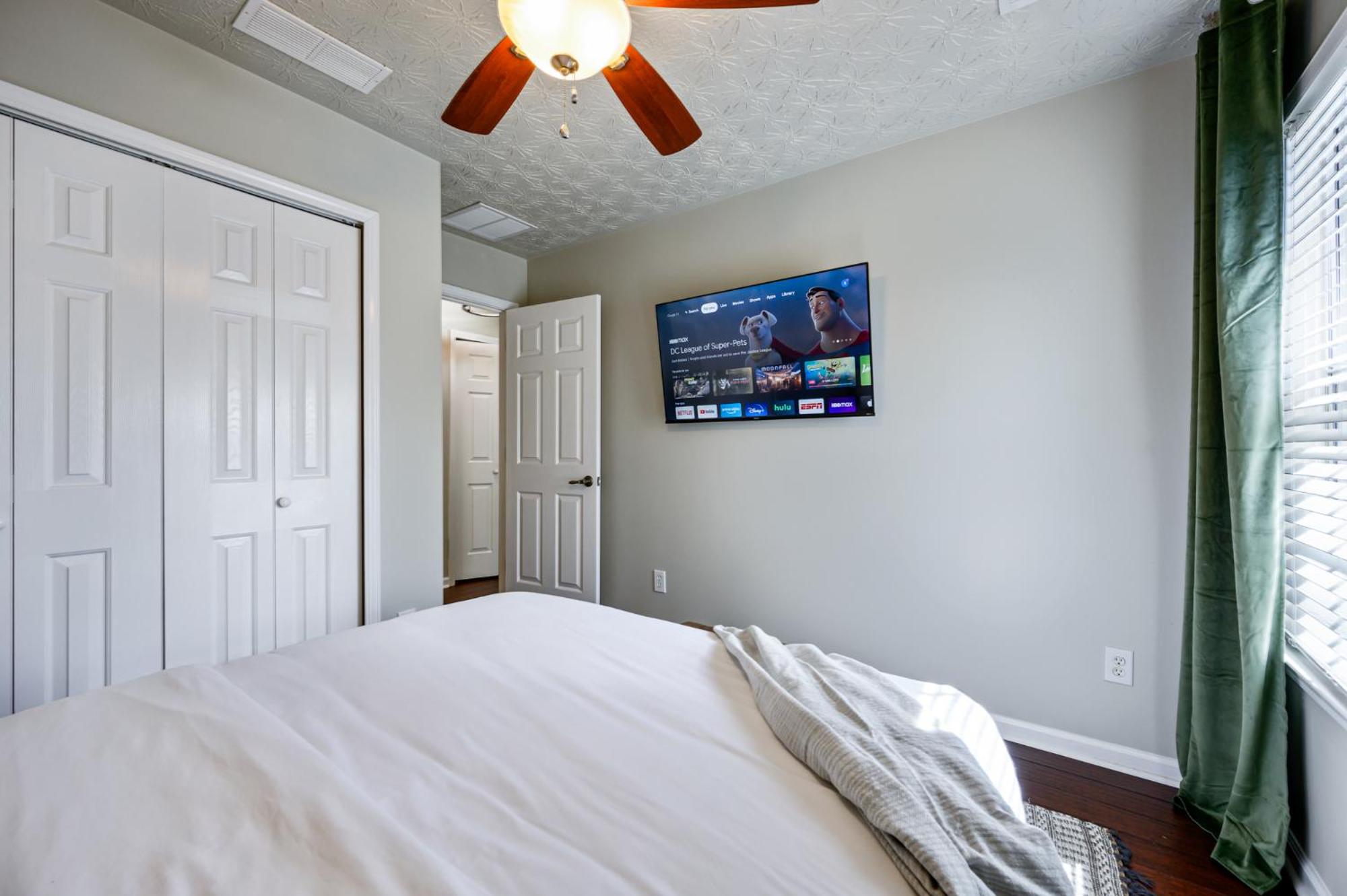Stay In This Chic Townhome Near Olde Rope Mill view 4