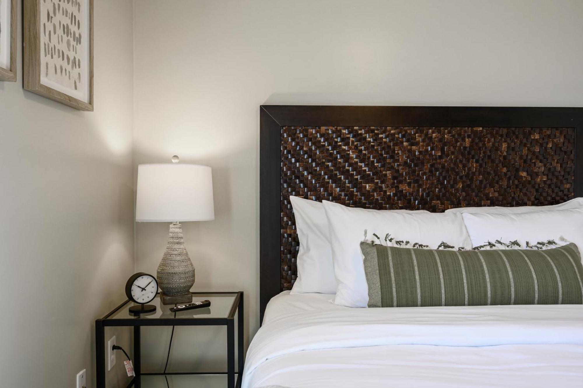Stay In This Chic Townhome Near Olde Rope Mill view 5